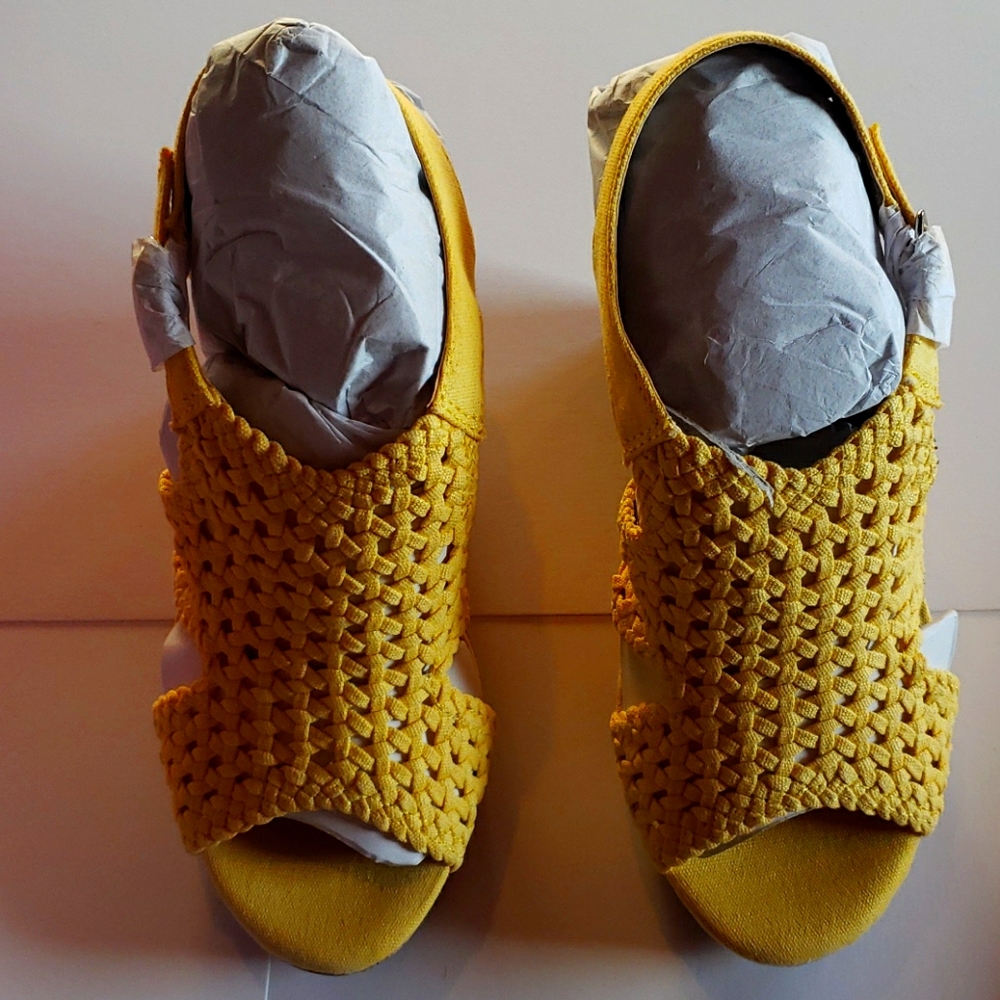 SO brand yellow wedges